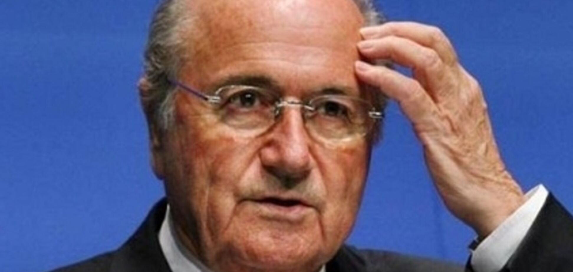 Президента ФИФА обозвали 'д*рьмом' и забросали дымовыми шашками