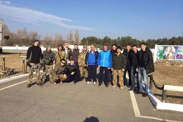 Футболисты 'Днепра' помогли десантникам из зоны АТО