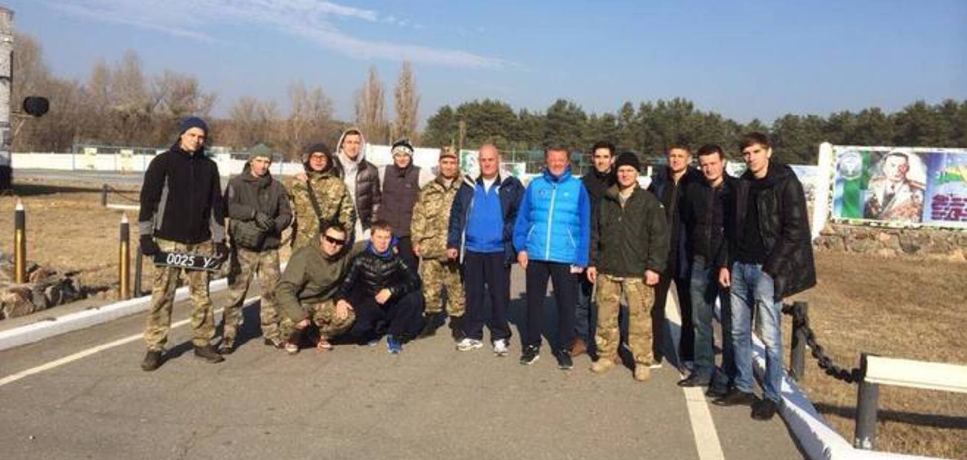 Футболисты 'Днепра' помогли десантникам из зоны АТО