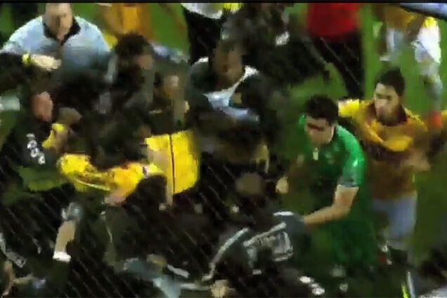 Арбитр спровоцировал потасовку, удалив двух вратарей: видео драки