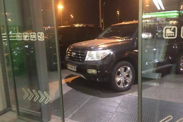 В Киеве водитель чуть не заехал в супермаркет: фотофакт