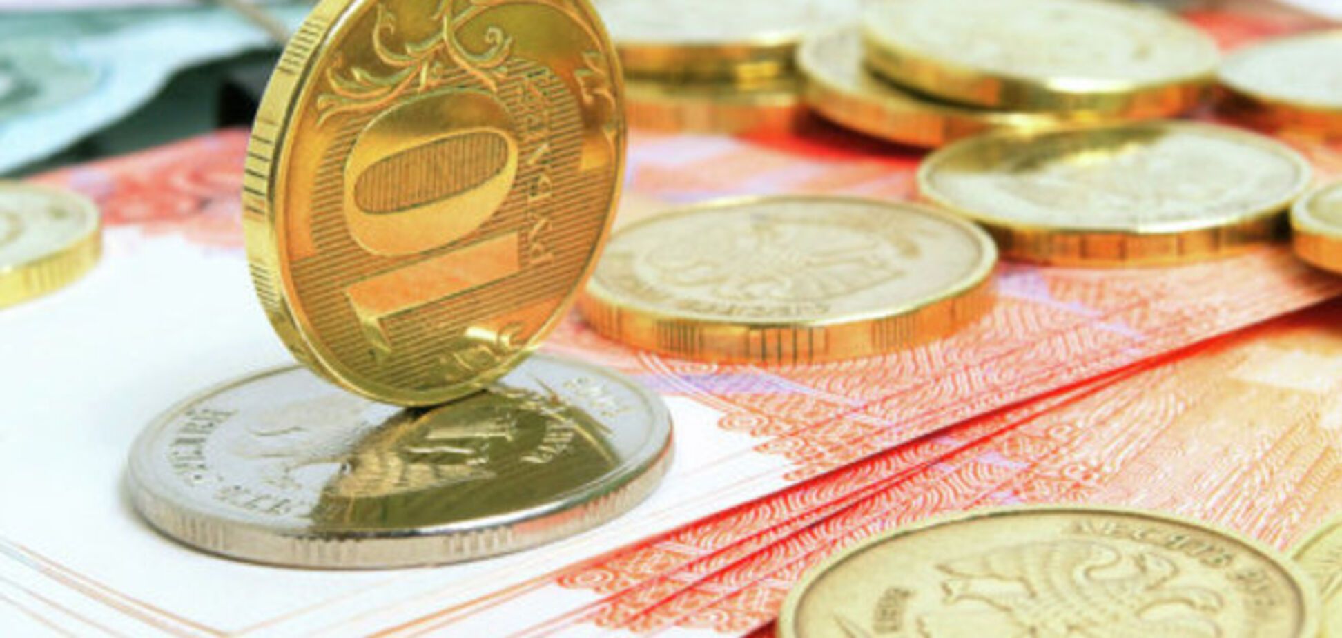 Евро вырос уже до 57 рублей, доллар до 45