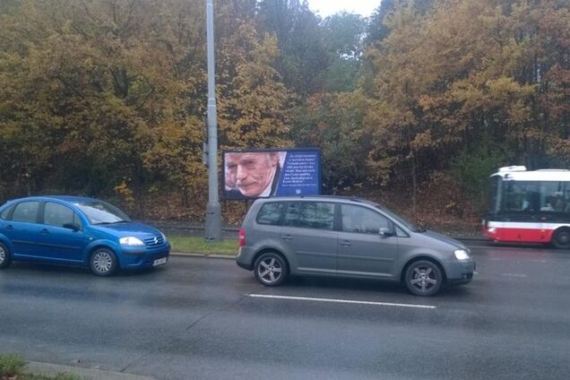 В Праге появились бигборды, на которых Джемилев упрекает президента Чехии