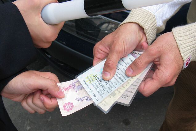 'Дорожный контроль': 9 из 10 водителей дают взятки ГАИ