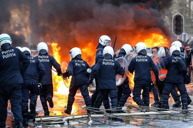 Брюссель в огне: протесты переросли в столкновения. Опубликованы фото