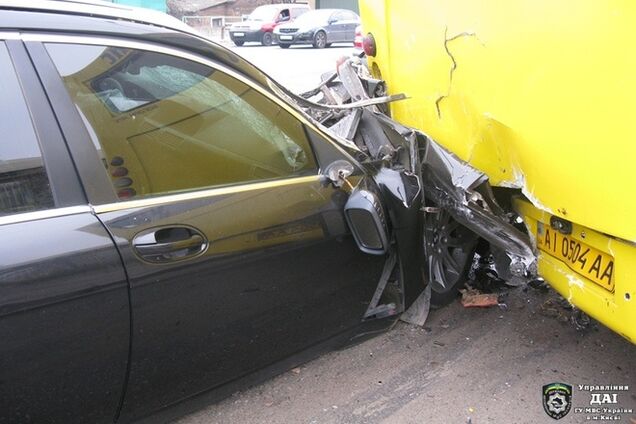 В Киеве 20-летний водитель 'БМВ' протаранил маршрутку: опубликованы фото