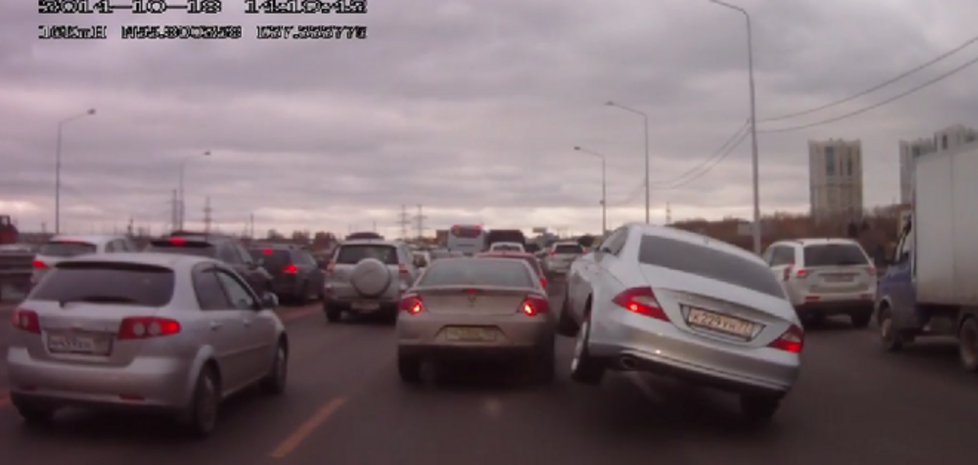 Водитель уснул за рулем, от чего авто начало прыгать