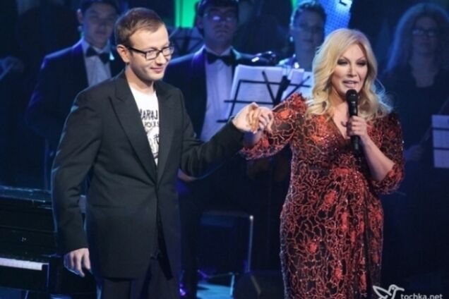 Сын Повалий в Интернете подбирает себе еду и… проституток