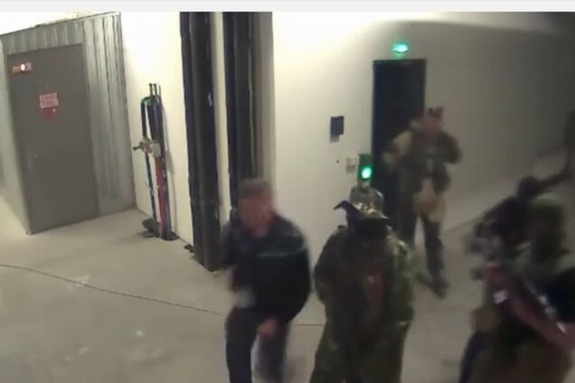 В интернете появилось видео, как СБУшник заводит террористов в донецкий аэропорт