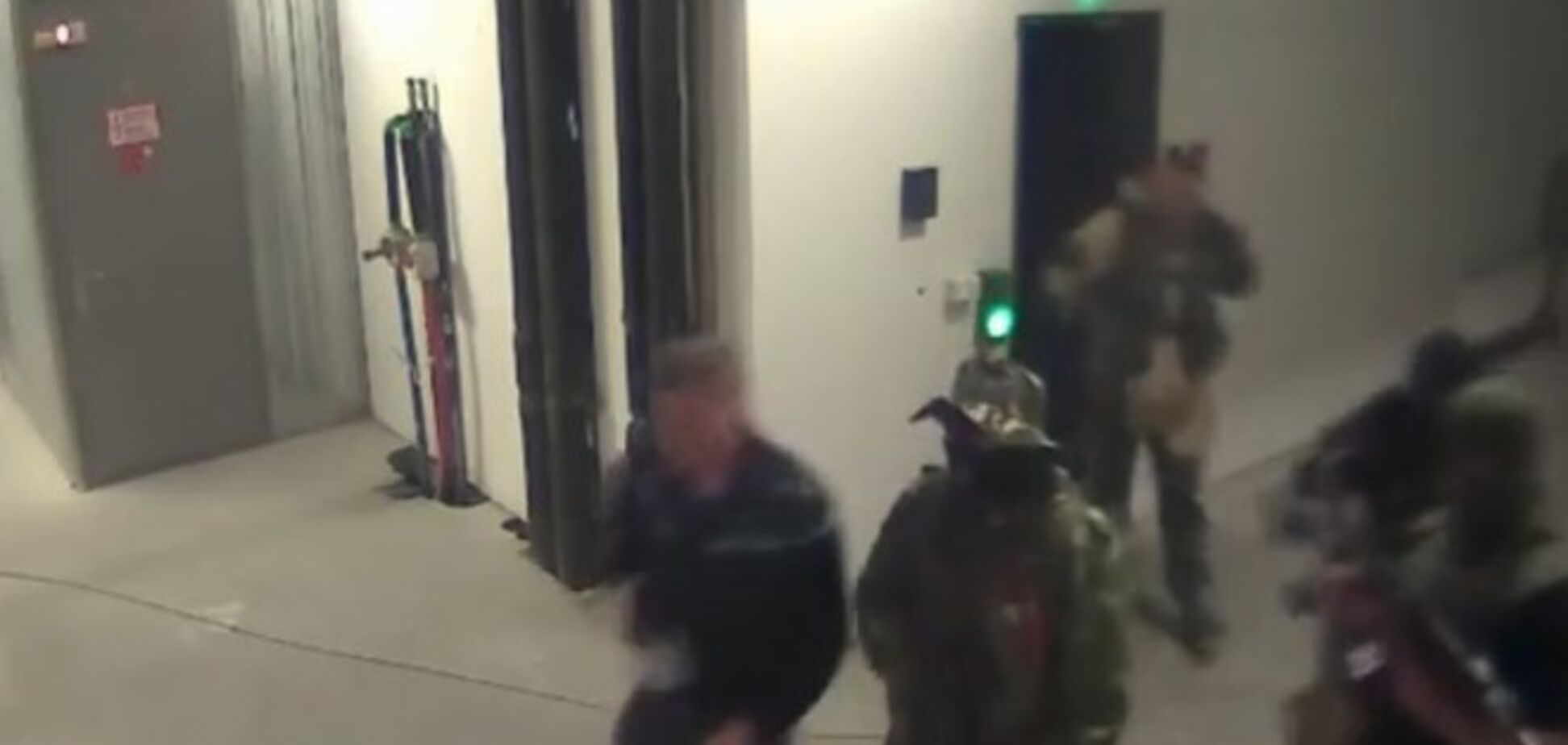 В интернете появилось видео, как СБУшник заводит террористов в донецкий аэропорт