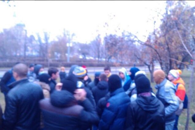 У Харкові ультрас побилися з комуністами, Александровську облили зеленкою: опубліковано відео і фото