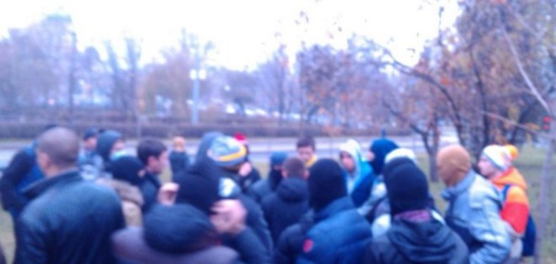 В Харькове ультрас подрались с коммунистами, Александровскую облили зеленкой: опубликовано видео и фото