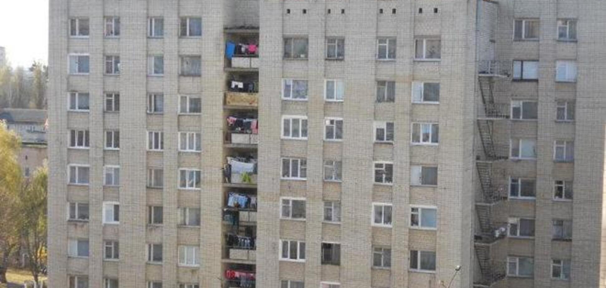 В Ривне полсотни молодчиков с выкриками 'Кто мы? Ривне!' разнесли общежитие ПТУ: опубликовано видео