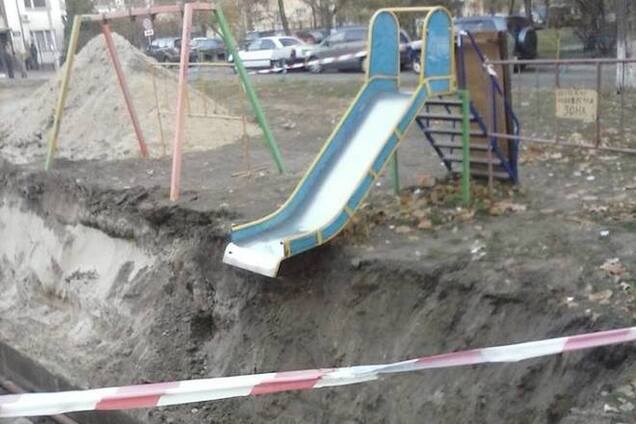 В Киеве с детской горки можно спуститься прямо в теплотрассу: фотофакт