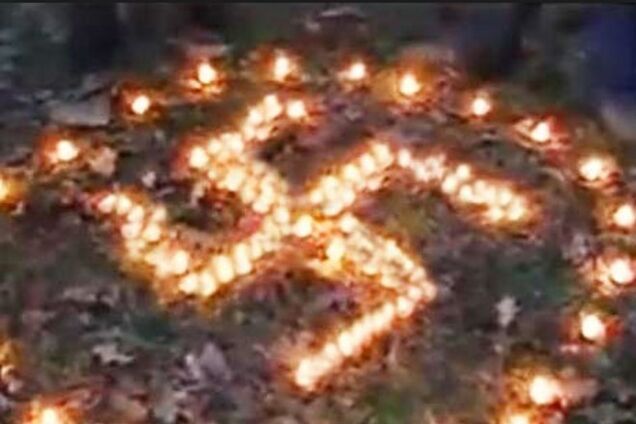 В России на памятнике воинам ВОВ зажгли фашистскую свастику из траурных венков