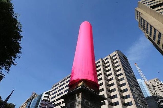 В центре Сиднея появился самый большой в мире... презерватив