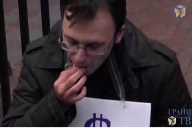 Активисты устроили возле Центробанка России 'пожирание рубля': опубликовано видео