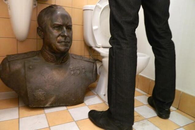 Украденный в Одессе бюст Жукова нашелся в туалете: опубликовано фото