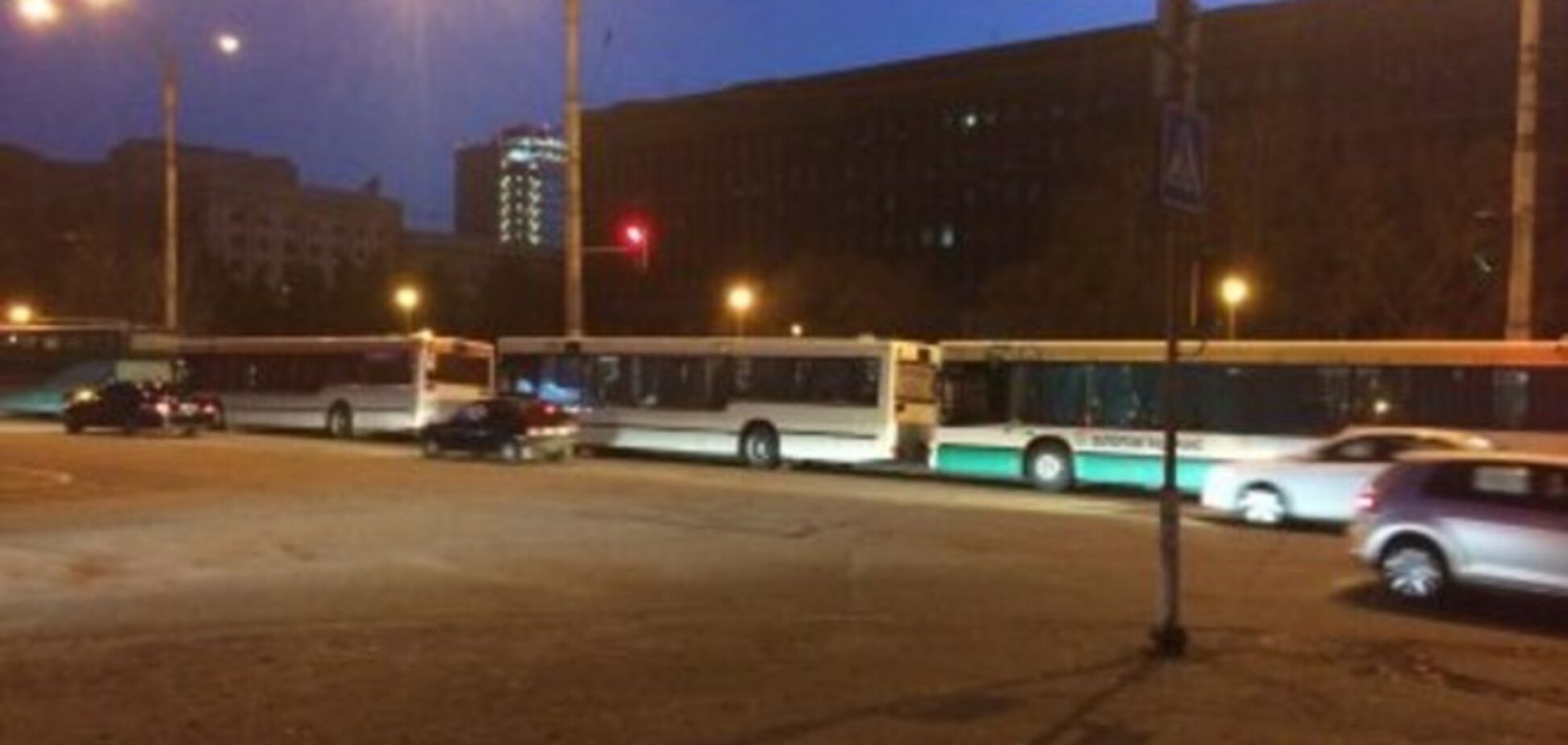 В Запорожье в автобусы грузятся неизвестные молодчики в спортивном: опубликованы фото