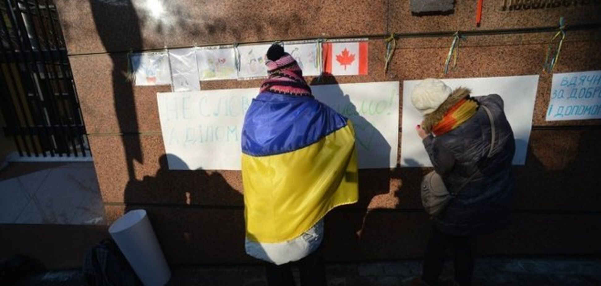 Украинцы отблагодарили Канаду за помощь и поддержку: фото с акции у посольства