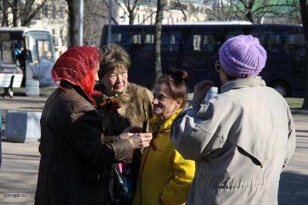 У Донецьку пенсіонерам бойовики почали роздавати по тисячі гривень