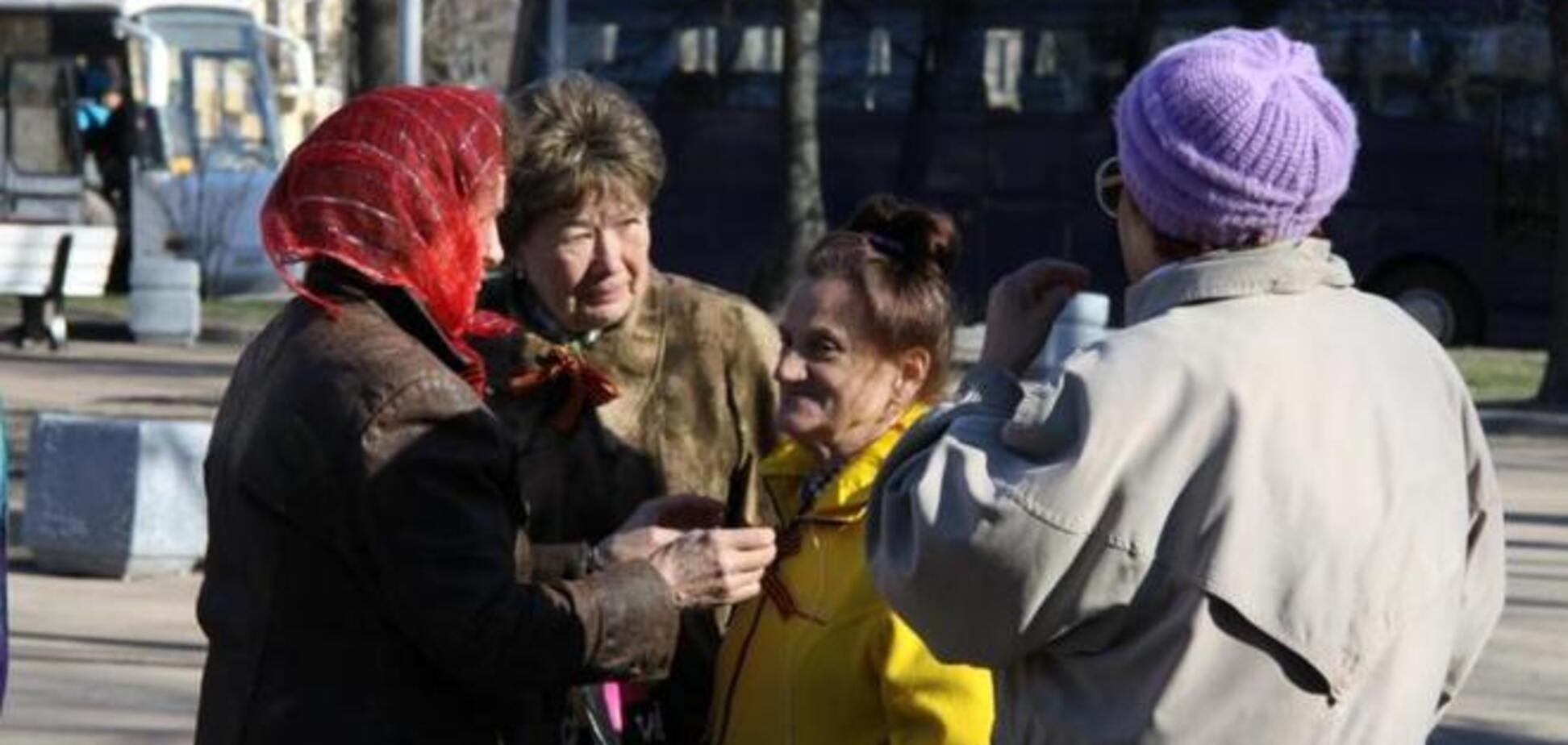 В Донецке пенсионерам боевики начали раздавать по тысяче гривен