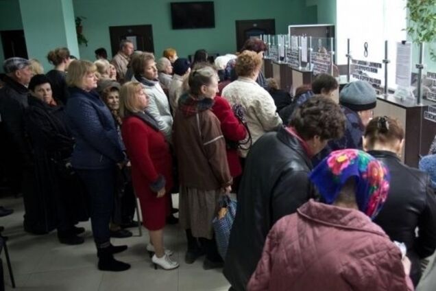 З сьогоднішнього дня Київ призупиняє виплату пенсій в зоні АТО на Донбасі