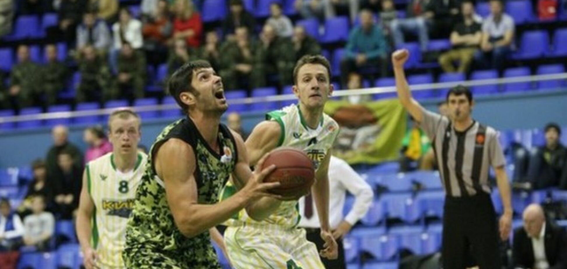 Чемпионы Украины натужно выиграли киевское дерби в Суперлиге