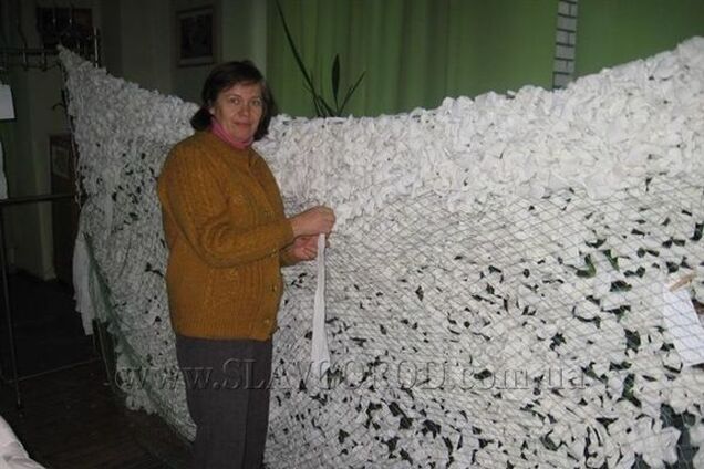 Славянские 'спайдервумен' плетут сети для бойцов АТО: фото работы