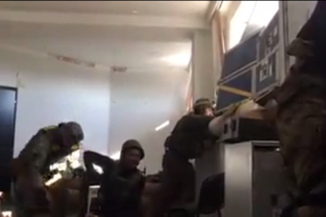 'Киборги' отбивают атаку: видео штурма донецкого аэропорта