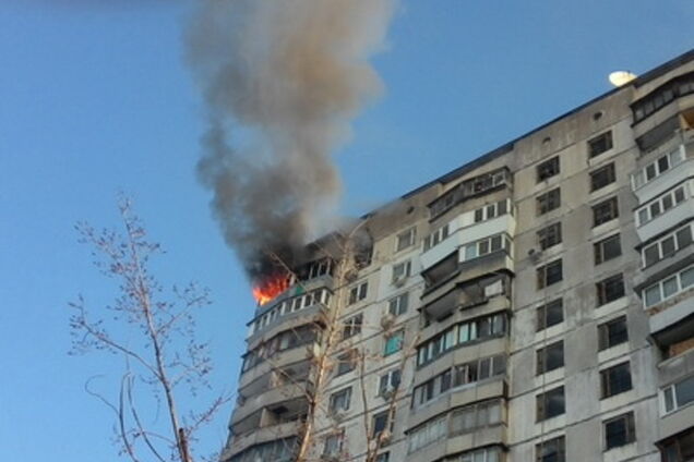 В Киеве из горящей на 16 этаже квартиры выпрыгнула пенсионерка