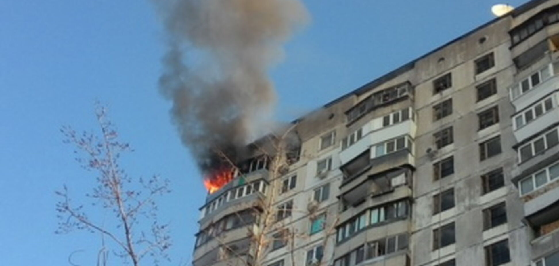 В Киеве из горящей на 16 этаже квартиры выпрыгнула пенсионерка