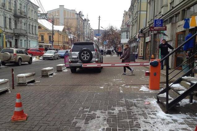Киевляне жалуются на шлагбаум на тротуаре: фотофакт