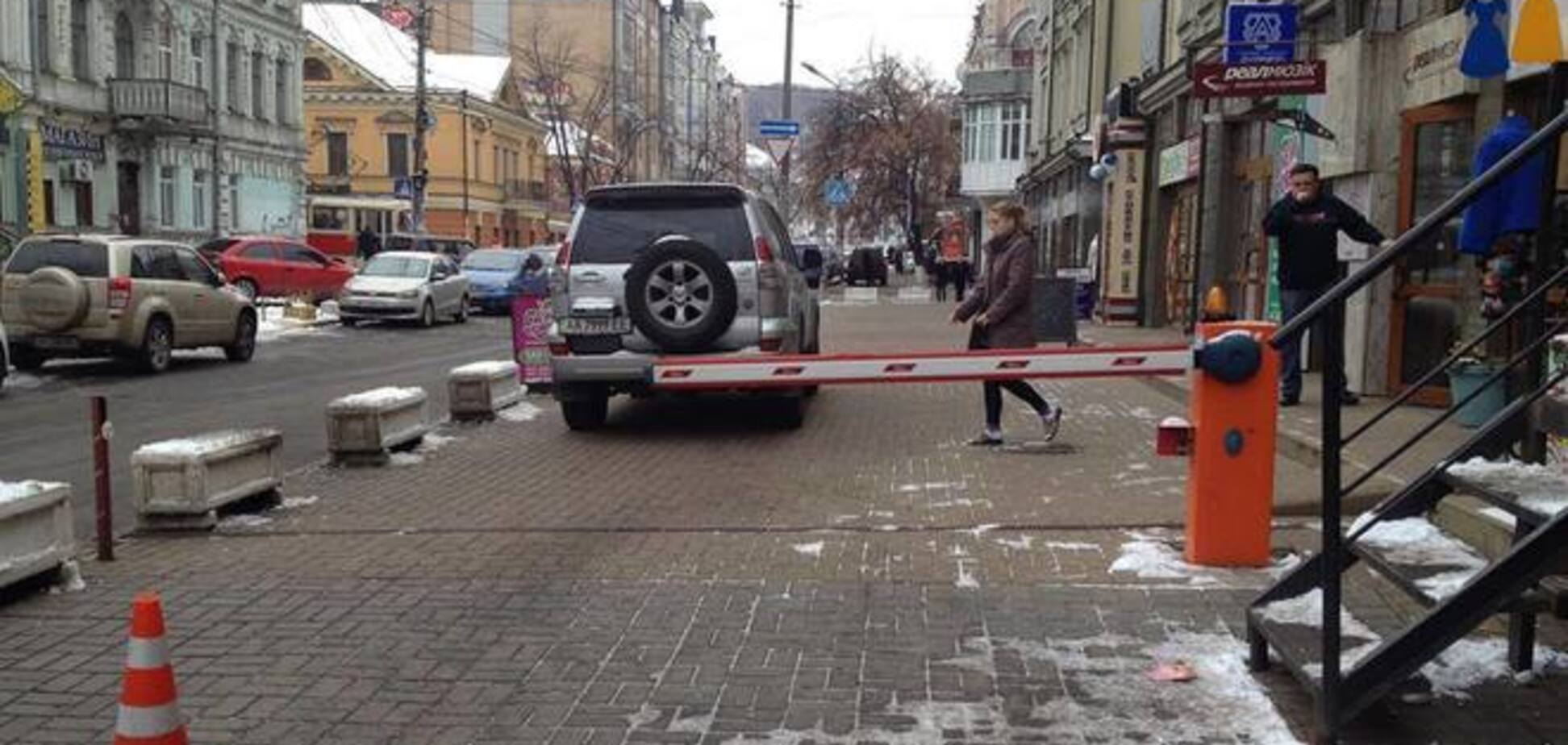 Киевляне жалуются на шлагбаум на тротуаре: фотофакт