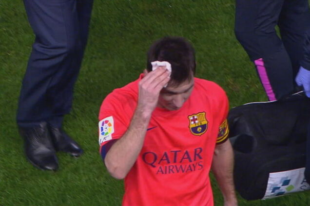 Месси попали бутылкой в голову: видео инцидента