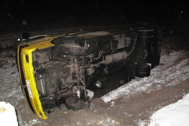 В Киеве перевернулась маршрутка: есть пострадавшие