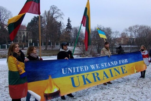 В Вильнюсе у посольства России появился сквер Евромайдана. Фотофакт