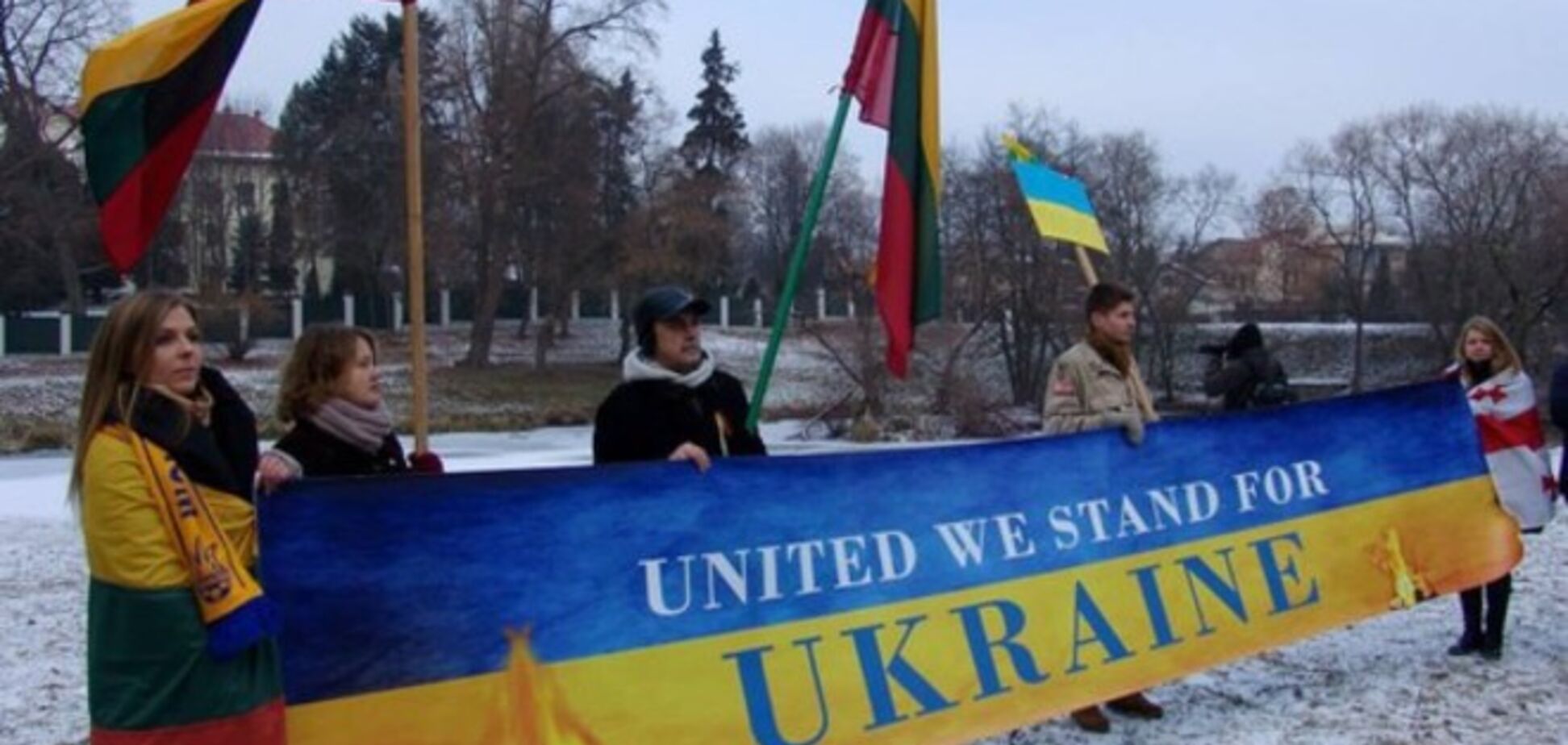 В Вильнюсе у посольства России появился сквер Евромайдана. Фотофакт