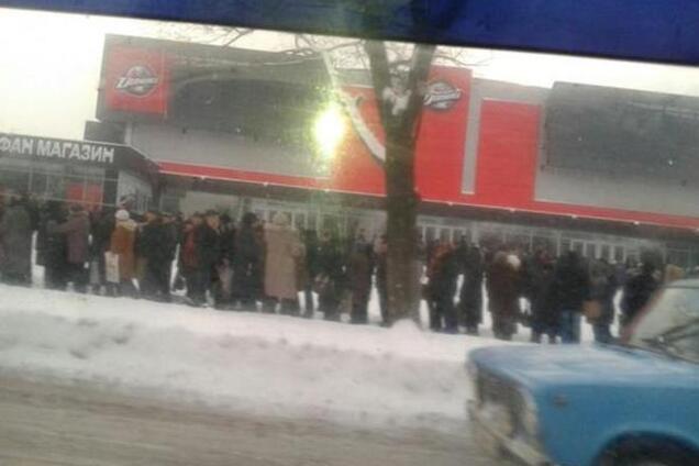 Появились фото из Донецка: люди стоят в очередях за едой