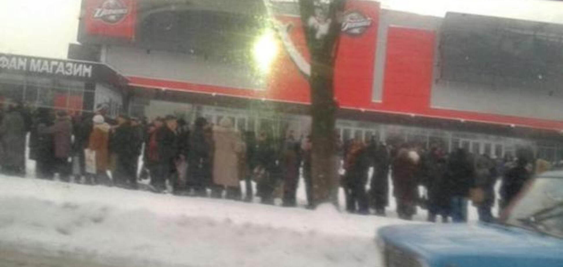 З'явилися фото з Донецька: люди стоять у чергах за їжею