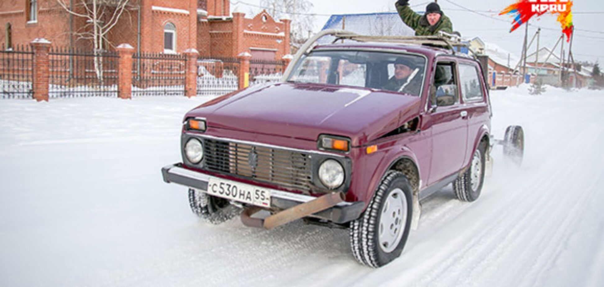 З'явилося відео, як конструктор-сибіряк 'авто на дровах' лихачить на ньому по селу