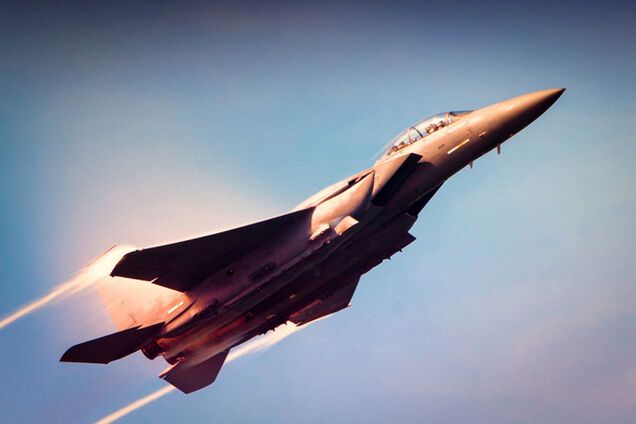 Учебный самолет ВВС Франции разрушил госпиталь с инвалидами: есть погибший