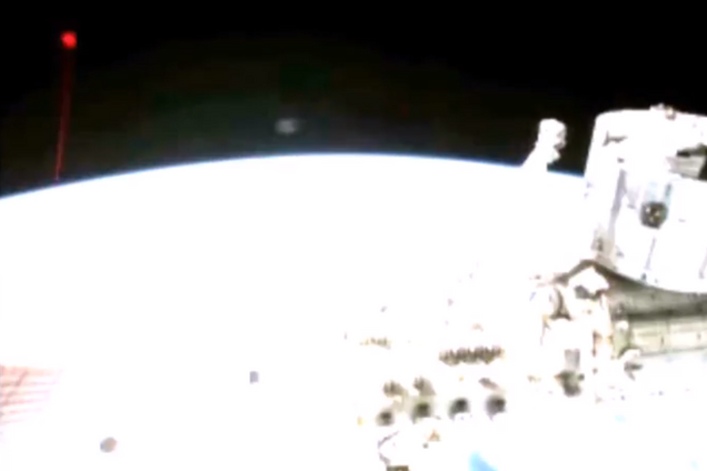 Камера на МКС засняла, как НЛО обстреляло Землю лазером