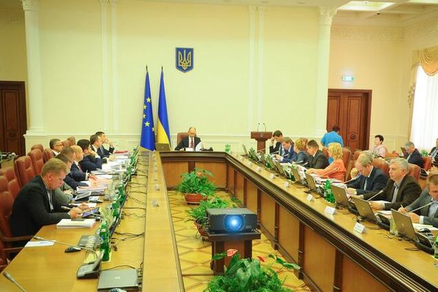 Кабмин пообещал вдвое сократить количество контролирующих органов