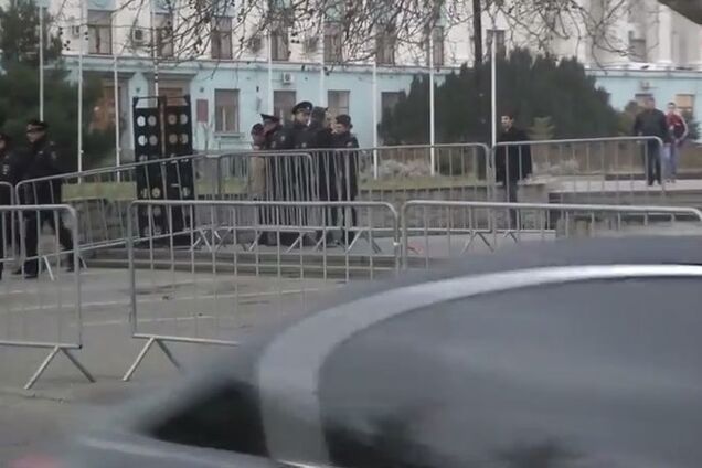 Силовики оккупантов оцепили главную площадь Симферополя, чтобы не пустить туда крымских татар: видеофакт