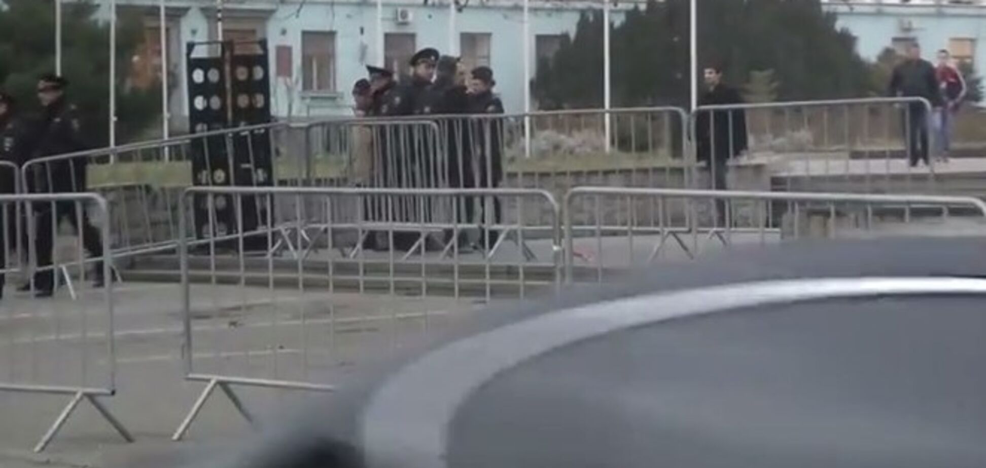 Силовики оккупантов оцепили главную площадь Симферополя, чтобы не пустить туда крымских татар: видеофакт