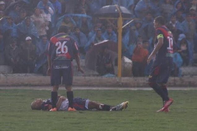 В Перу футболиста ударило молнией во время матча: фото, видео