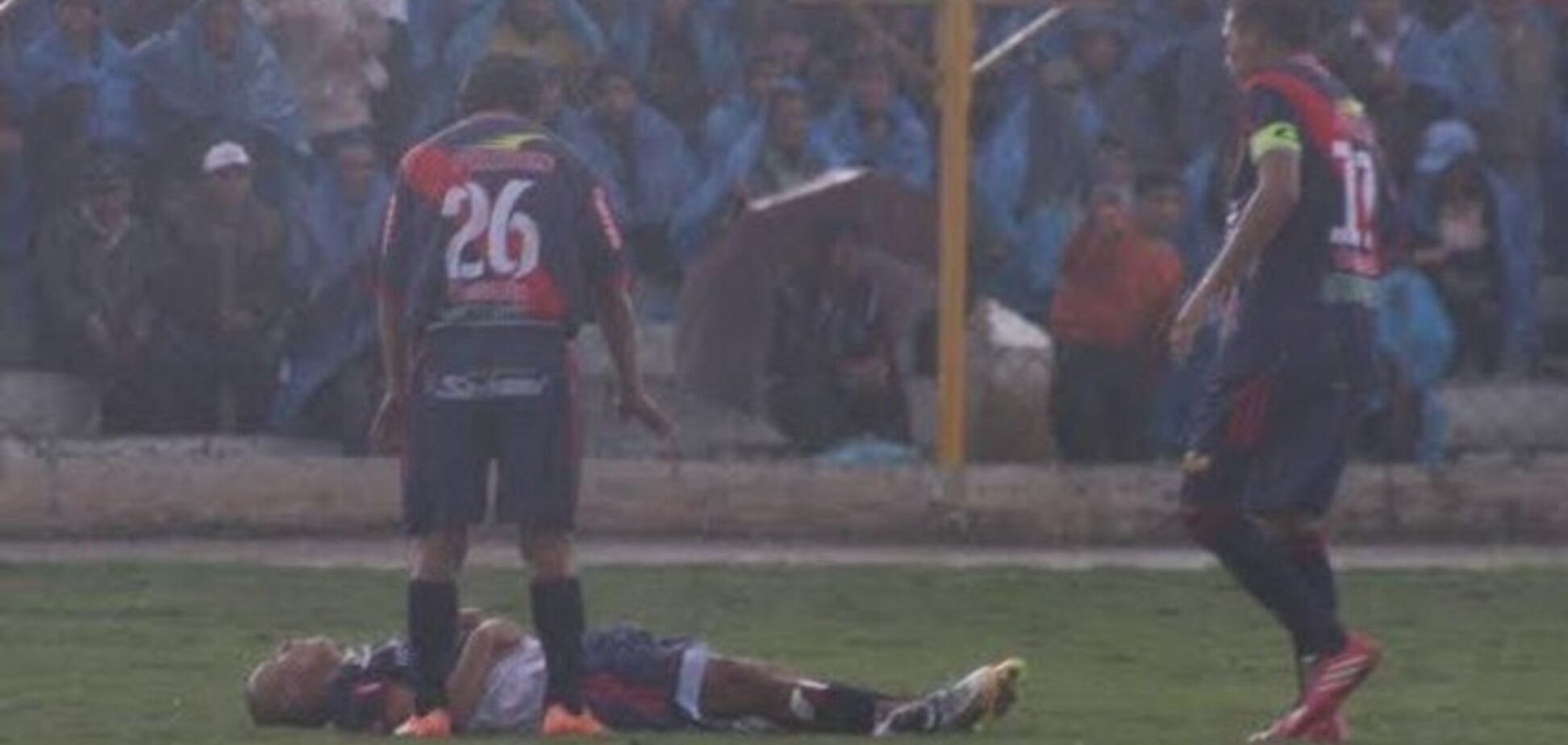 В Перу футболиста ударило молнией во время матча: фото, видео