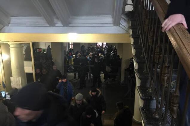 В Запорожье люди Ляшко ворвались на сессию горсовета, мэр готов идти воевать в АТО