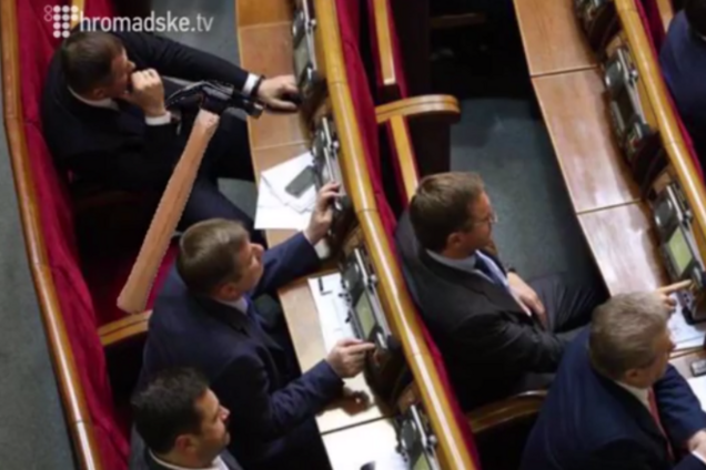 Кнопкодавы новой Рады объяснили свои голосования 'за себя и за того парня': опубликовано видео